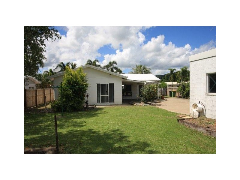 25 Middlemiss Street, Mossman QLD 4873