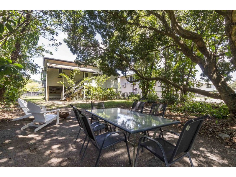 9 Thomas Street, Mossman QLD 4873