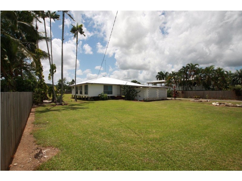 18 Owen Street, Mossman QLD 4873