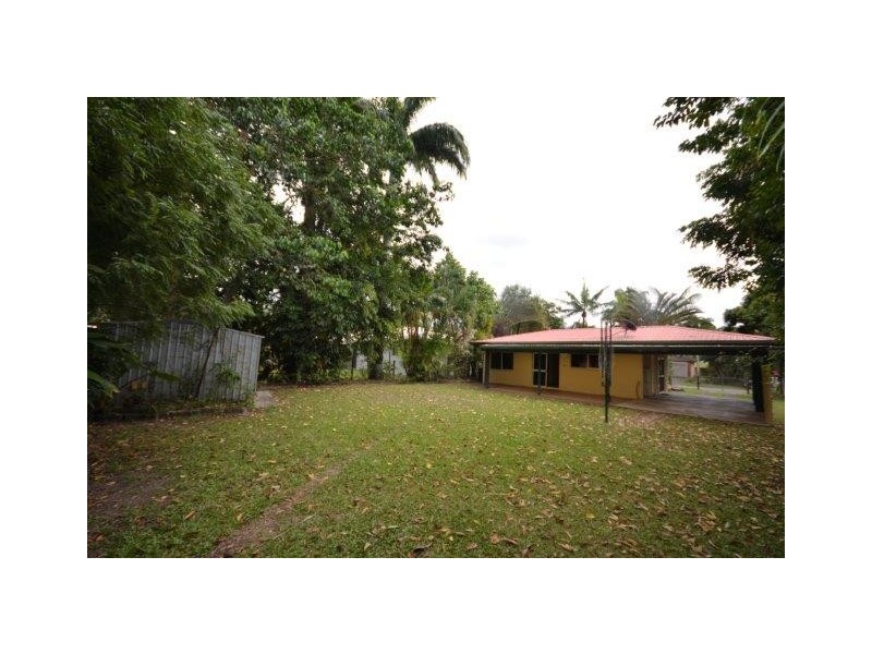 32 Middlemiss Street, Mossman QLD 4873