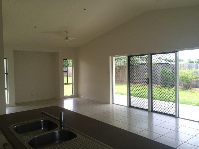 8 Spoonbill Close, Mossman QLD 4873