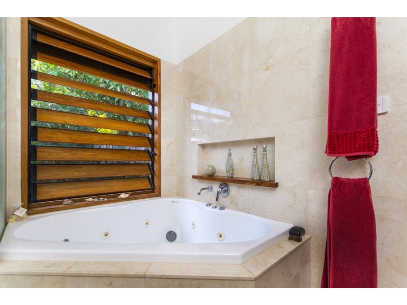 8 Toll Gate Road, Oak Beach QLD 4877