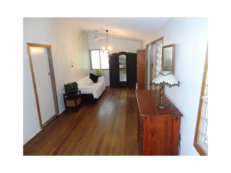 31 Mossman Street, Mossman QLD 4873