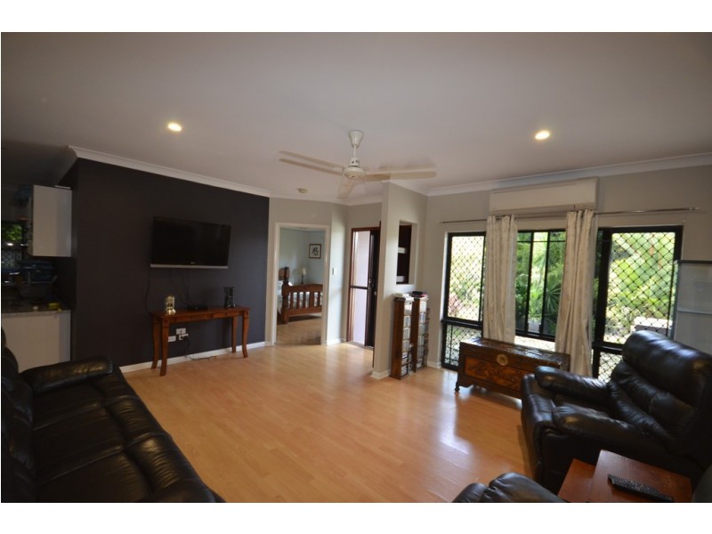 10 White Oak Ave, Mossman QLD 4873