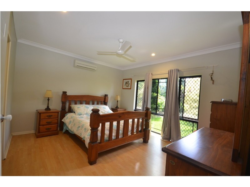 10 White Oak Ave, Mossman QLD 4873