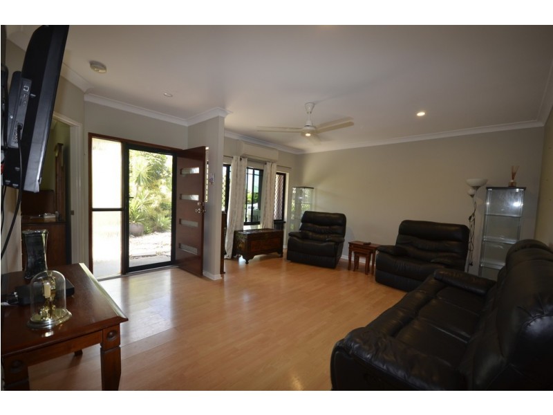 10 White Oak Ave, Mossman QLD 4873