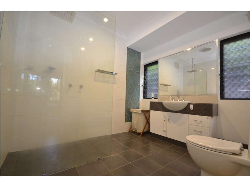 10 White Oak Ave, Mossman QLD 4873