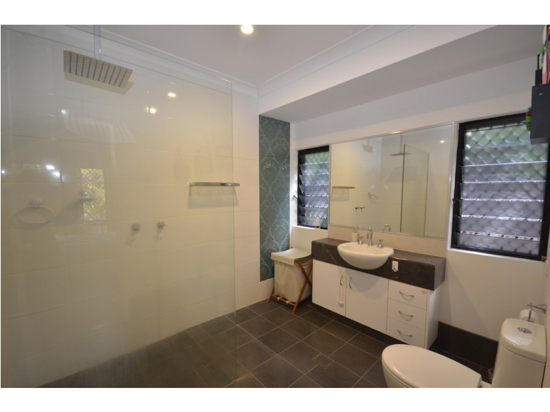 10 White Oak Ave, Mossman QLD 4873