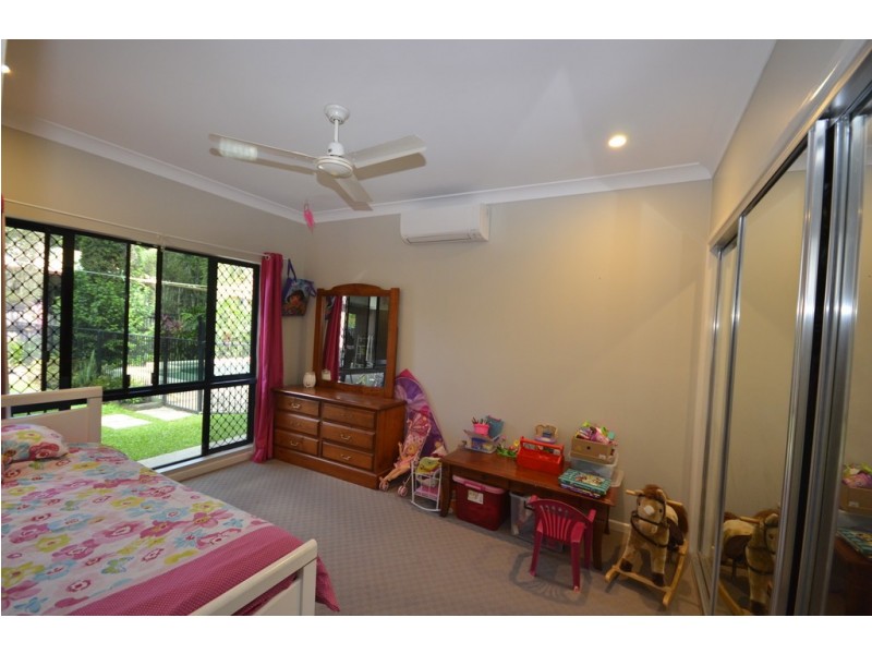10 White Oak Ave, Mossman QLD 4873