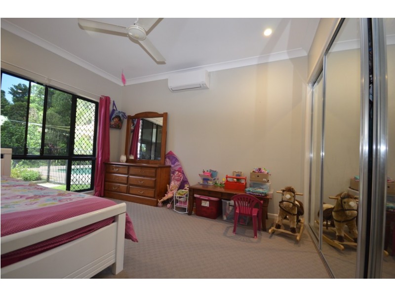 10 White Oak Ave, Mossman QLD 4873