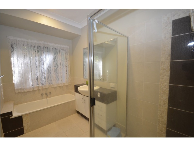 10 White Oak Ave, Mossman QLD 4873