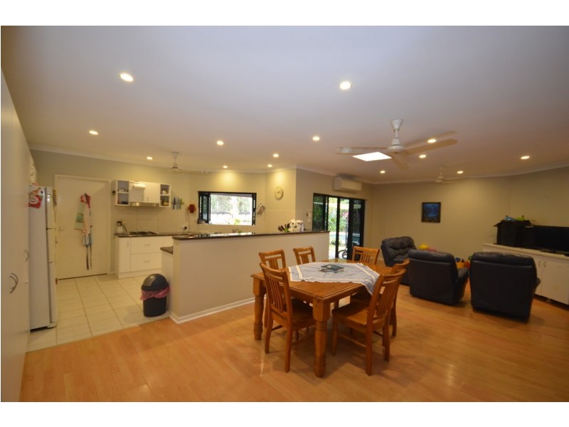 10 White Oak Ave, Mossman QLD 4873