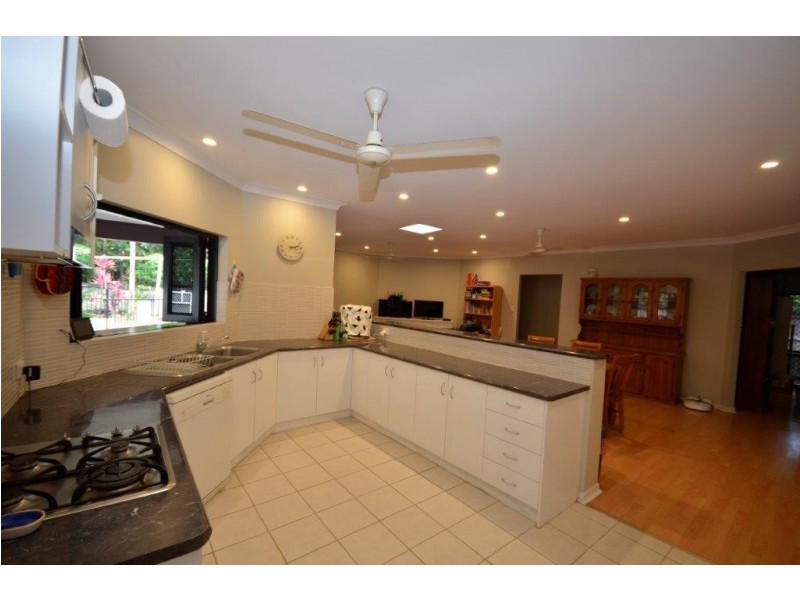 10 White Oak Ave, Mossman QLD 4873