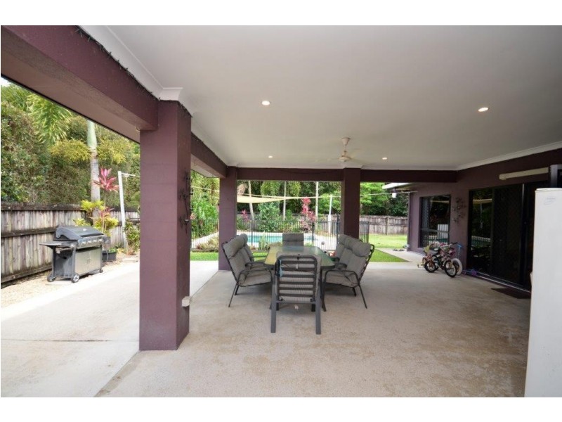 10 White Oak Ave, Mossman QLD 4873