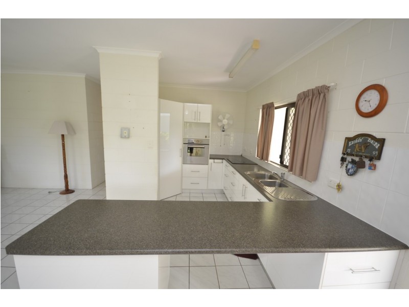 12 Middlemiss Street, Mossman QLD 4873