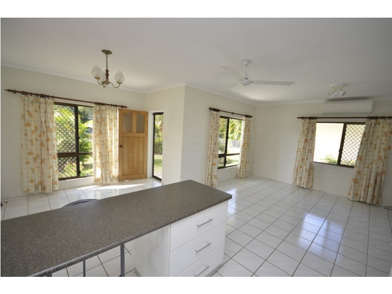 12 Middlemiss Street, Mossman QLD 4873
