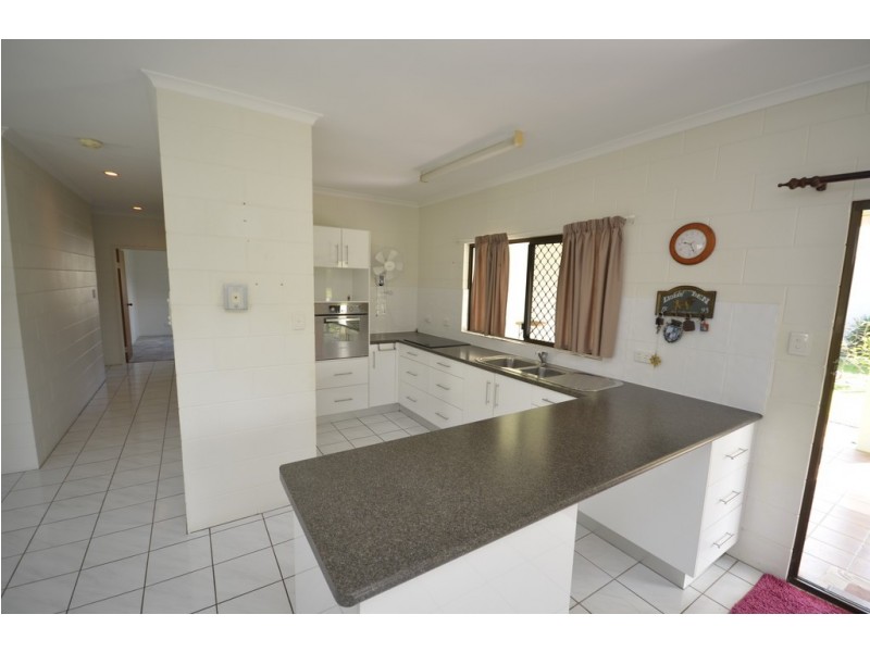 12 Middlemiss Street, Mossman QLD 4873
