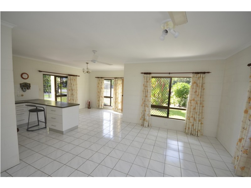 12 Middlemiss Street, Mossman QLD 4873