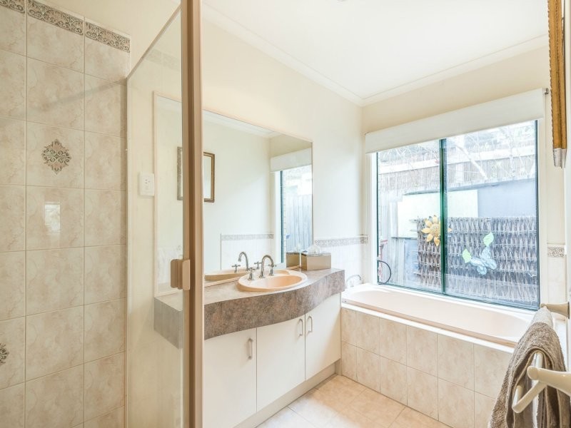 16 Ashton Rise, Narre Warren South VIC 3805