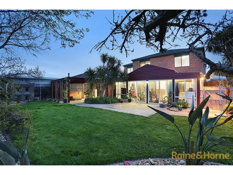 9 Chadbourn Place, Narre Warren South VIC 3805