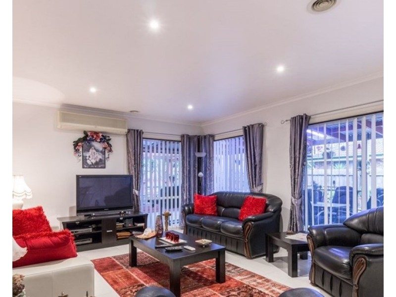 8 Walcott Place, Narre Warren South VIC 3805