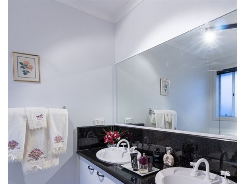 8 Walcott Place, Narre Warren South VIC 3805