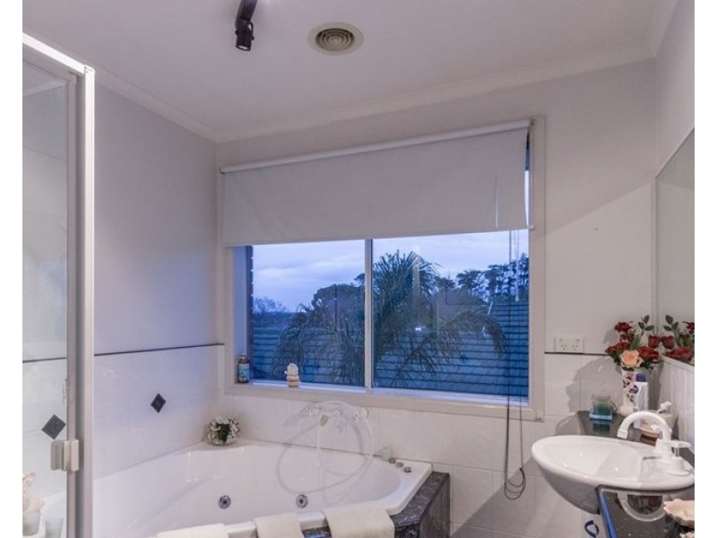 8 Walcott Place, Narre Warren South VIC 3805