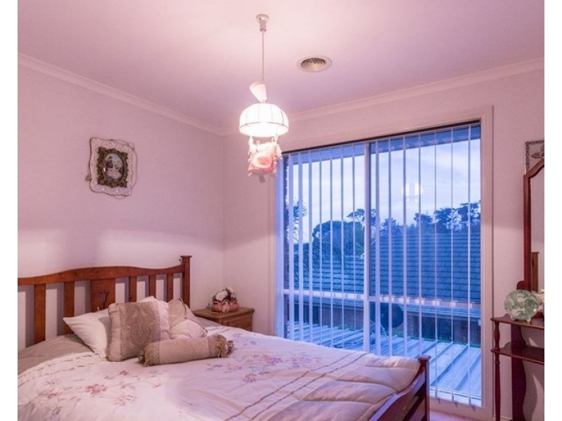 8 Walcott Place, Narre Warren South VIC 3805