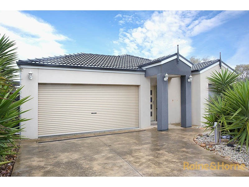 28 Merrowland Avenue, Cranbourne North VIC 3977