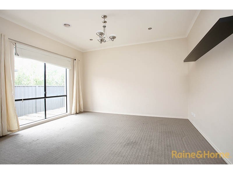 28 Merrowland Avenue, Cranbourne North VIC 3977