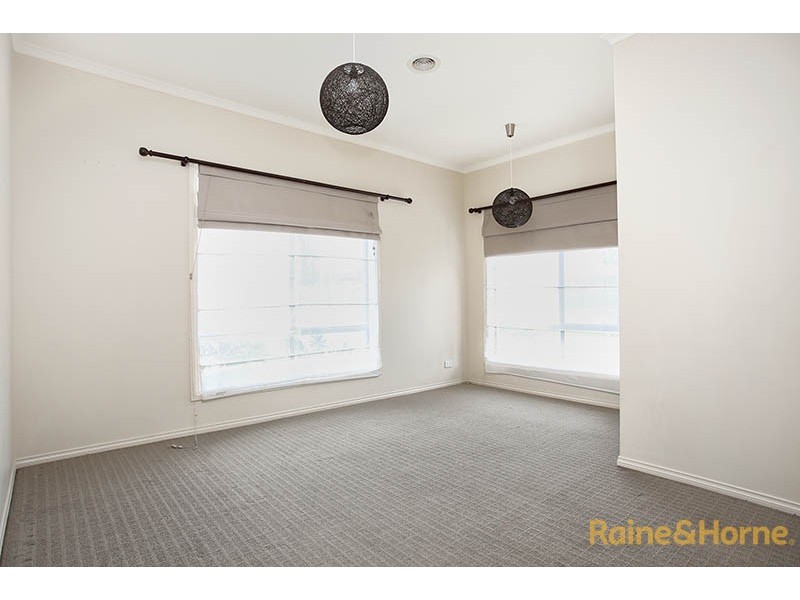 28 Merrowland Avenue, Cranbourne North VIC 3977