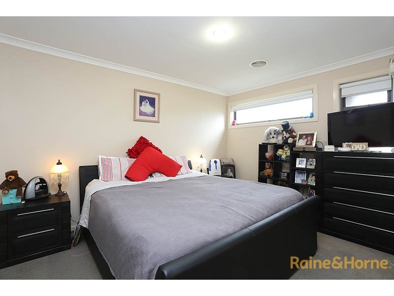 23 Fleuve Rise, Clyde North VIC 3978