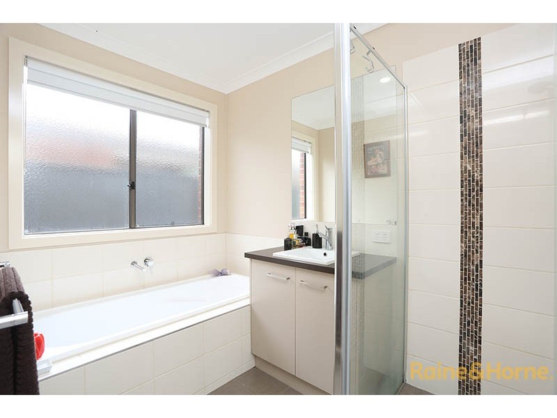 23 Fleuve Rise, Clyde North VIC 3978