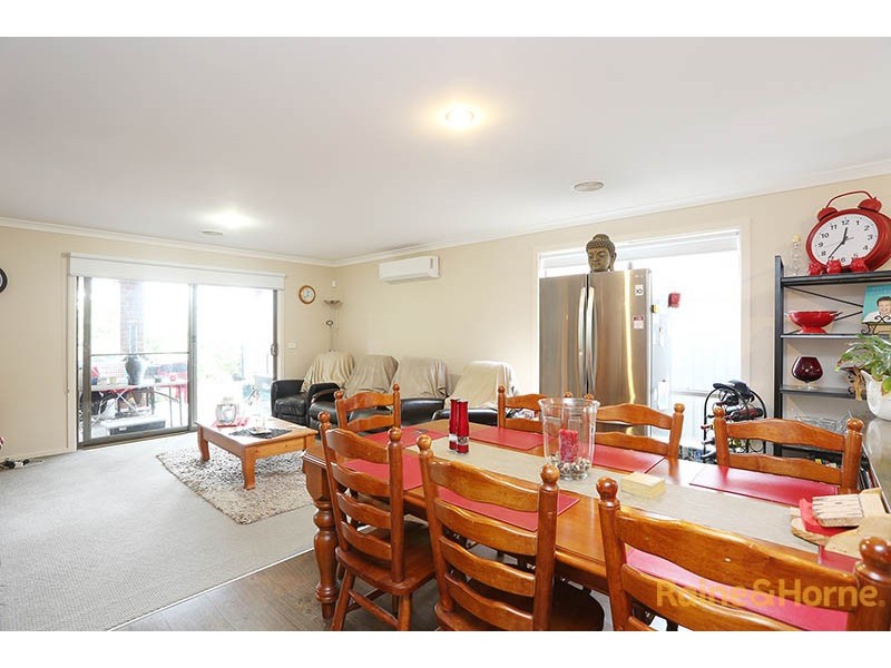 23 Fleuve Rise, Clyde North VIC 3978