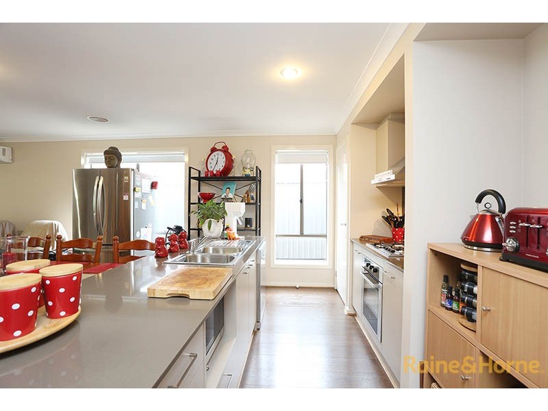 23 Fleuve Rise, Clyde North VIC 3978