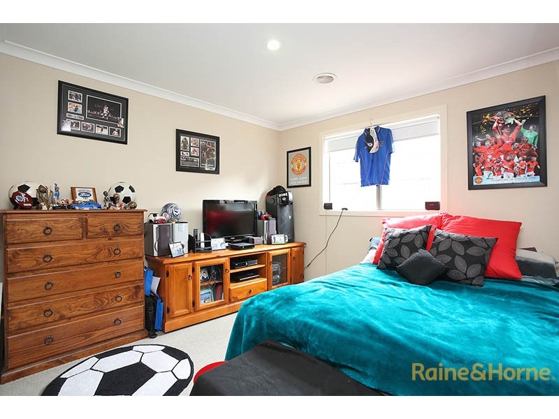 23 Fleuve Rise, Clyde North VIC 3978