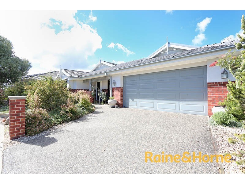 28 Crestway Drive, Cranbourne North VIC 3977