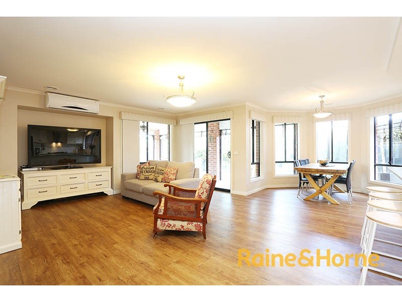 28 Crestway Drive, Cranbourne North VIC 3977