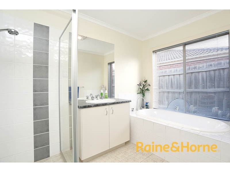 20 Dorchester Drive, Narre Warren South VIC 3805