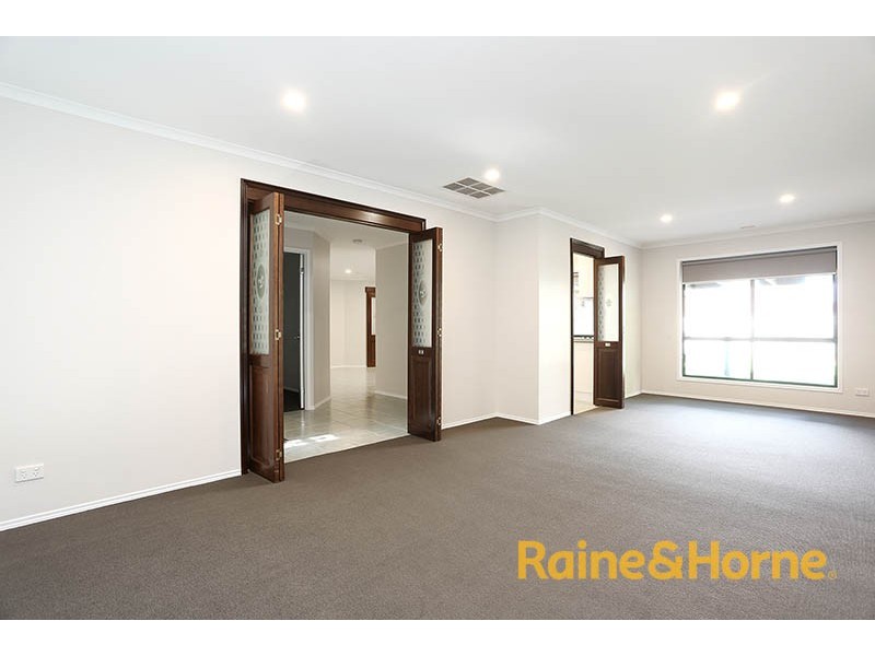 4 Sir Harold Close, Endeavour Hills VIC 3802