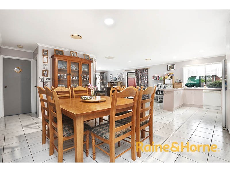 33 Mcguigan Drive, Cranbourne West VIC 3977