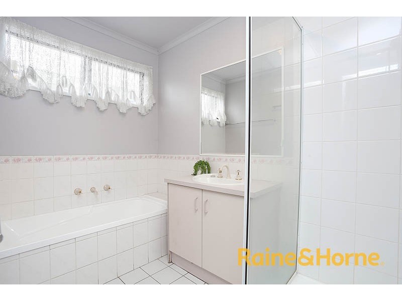 33 Mcguigan Drive, Cranbourne West VIC 3977