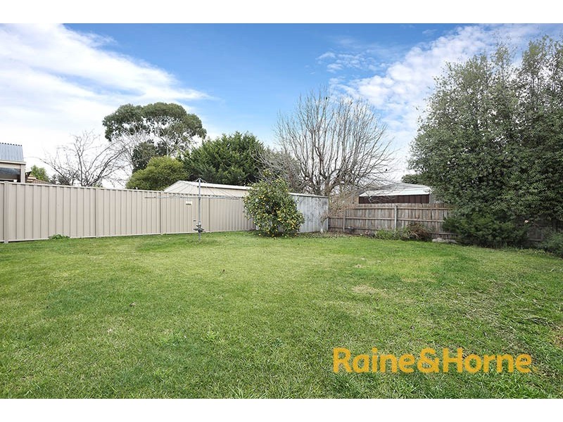 33 Mcguigan Drive, Cranbourne West VIC 3977
