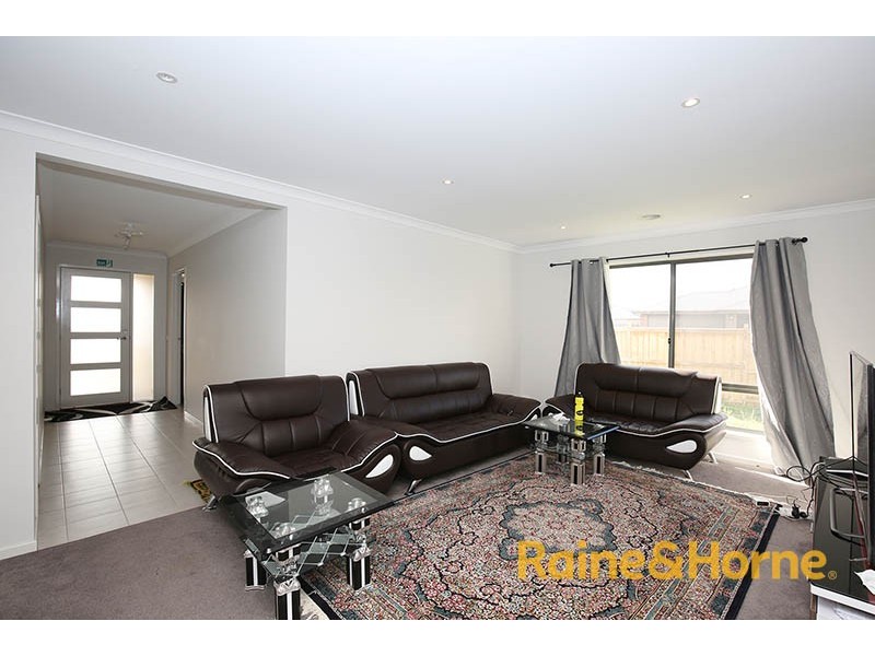 9 Malmesbury Road, Cranbourne North VIC 3977