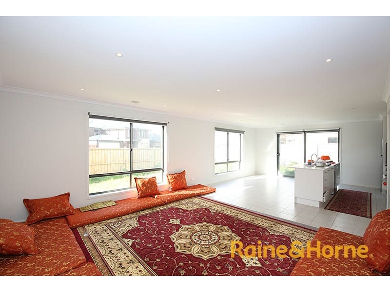 9 Malmesbury Road, Cranbourne North VIC 3977
