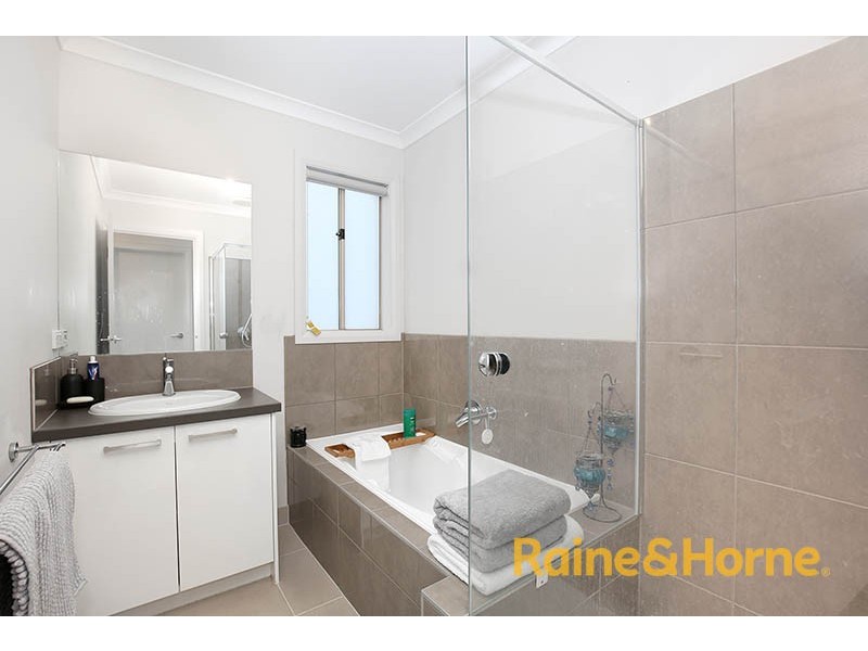 84 Jackson Drive, Drouin VIC 3818