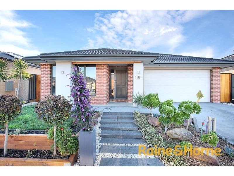 8 Guilfoylia Drive, Cranbourne North VIC 3977