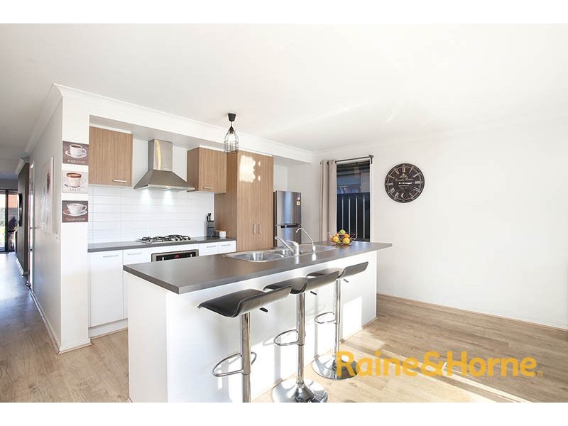 8 Guilfoylia Drive, Cranbourne North VIC 3977