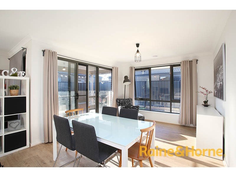 8 Guilfoylia Drive, Cranbourne North VIC 3977