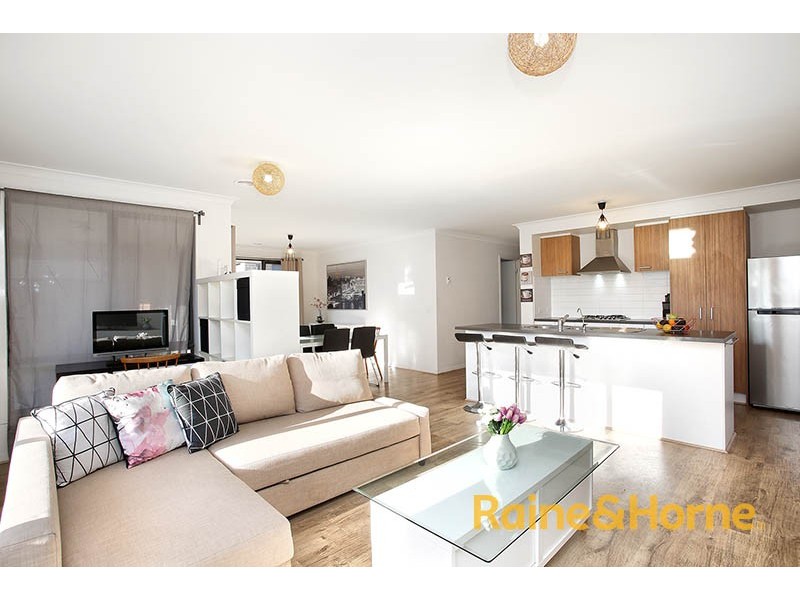 8 Guilfoylia Drive, Cranbourne North VIC 3977